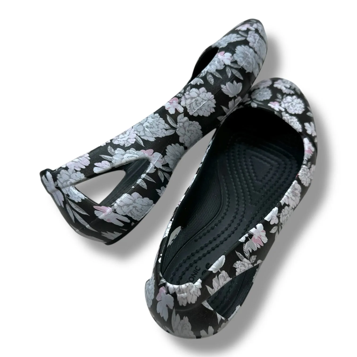 Sandals Flats By Crocs In Floral Print, Size: 5