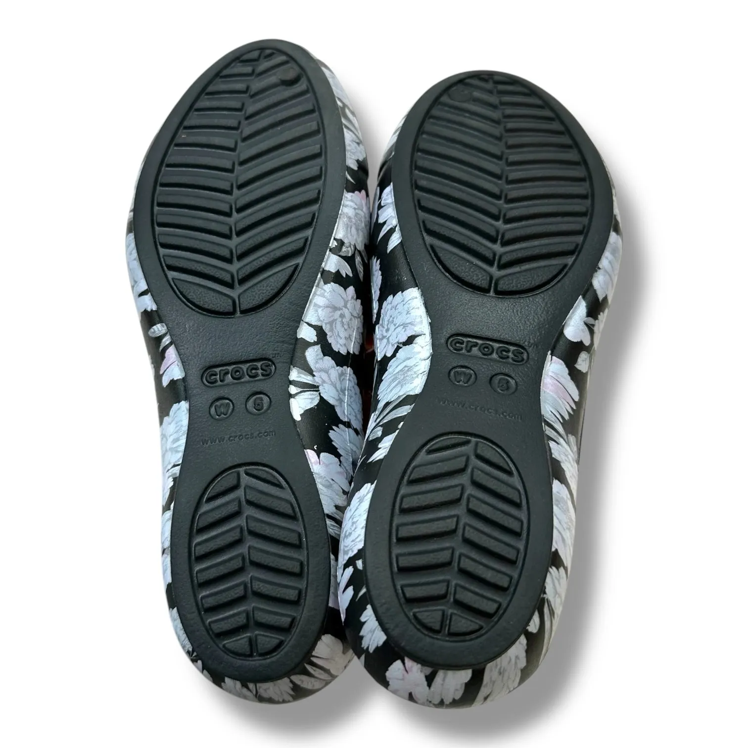 Sandals Flats By Crocs In Floral Print, Size: 5